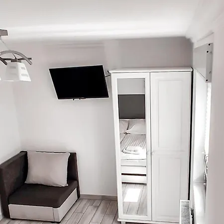 Wiejska 21